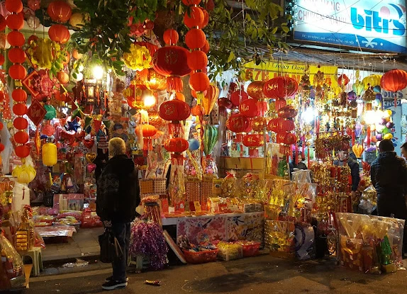 Phố Hàng Mã là nơi ngập tràn những mặt hàng độc đáo