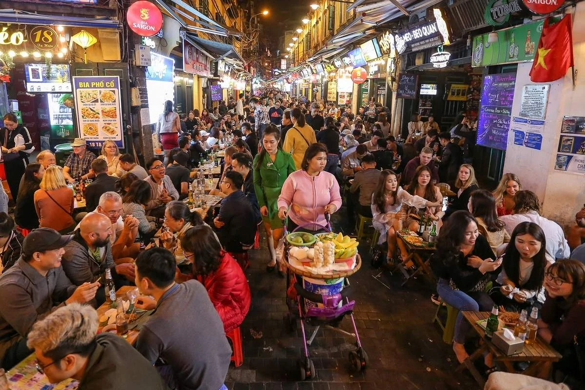 Bầu không khí đặc trưng của Phố Tạ Hiện