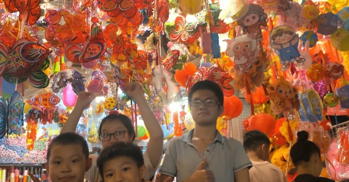 Hình ảnh khách đến chơi check in tại Phố Hàng Mã