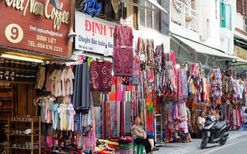 Lý do Phố Cổ Hà Nội thu hút các cửa hàng quần áo